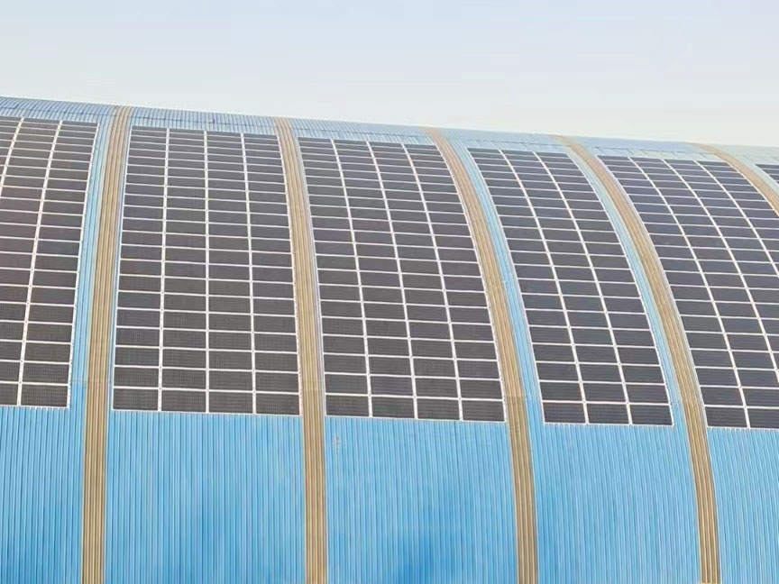 首个拱形矿区煤棚项目 | 澳门太阳集团6138轻柔组件解决拱形屋顶安装难题
